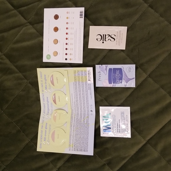 Bundle and save assorted skincare and make up samplers. - Picture 2 of 6